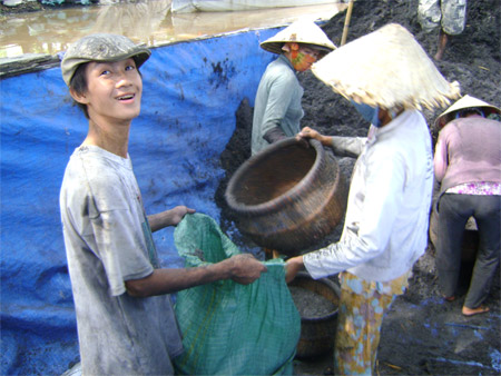 Kỳ lạ chợ b&aacute;n tro rơm Tr&agrave; Th&ocirc;n